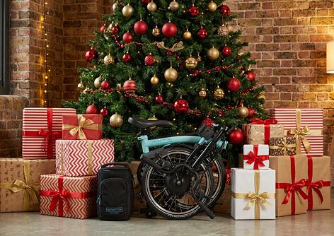 Najlepšie vianočné darčeky pre cyklistov 2025: vyberáme podľa ceny