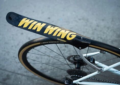 Zadný blatník pre cestný bicykel Ass Savers Win Wing Road, Logo